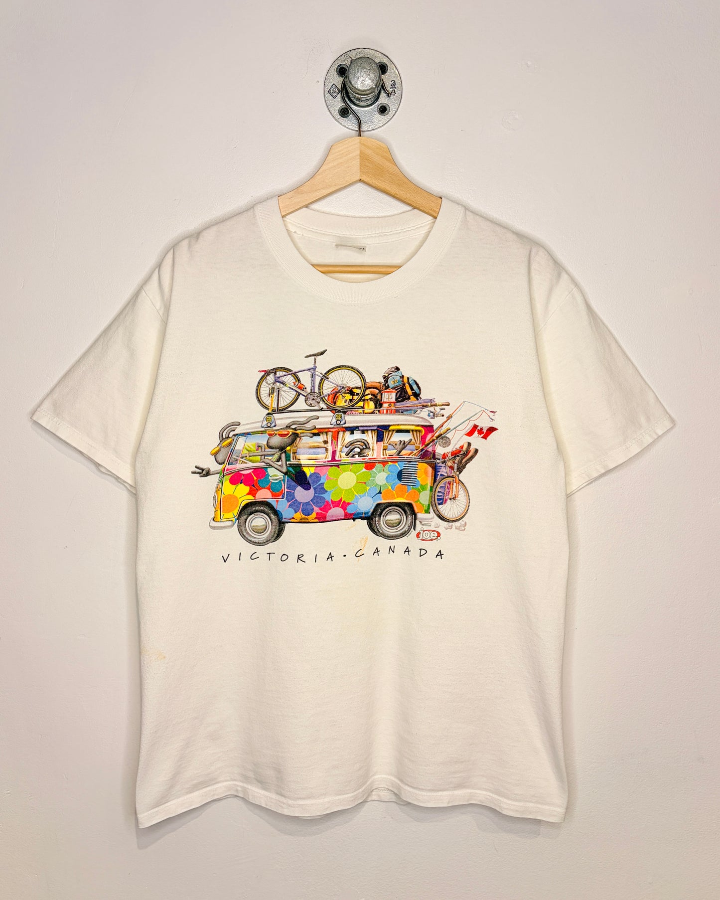 2000s Victoria Canada Joe White Tee Shirt