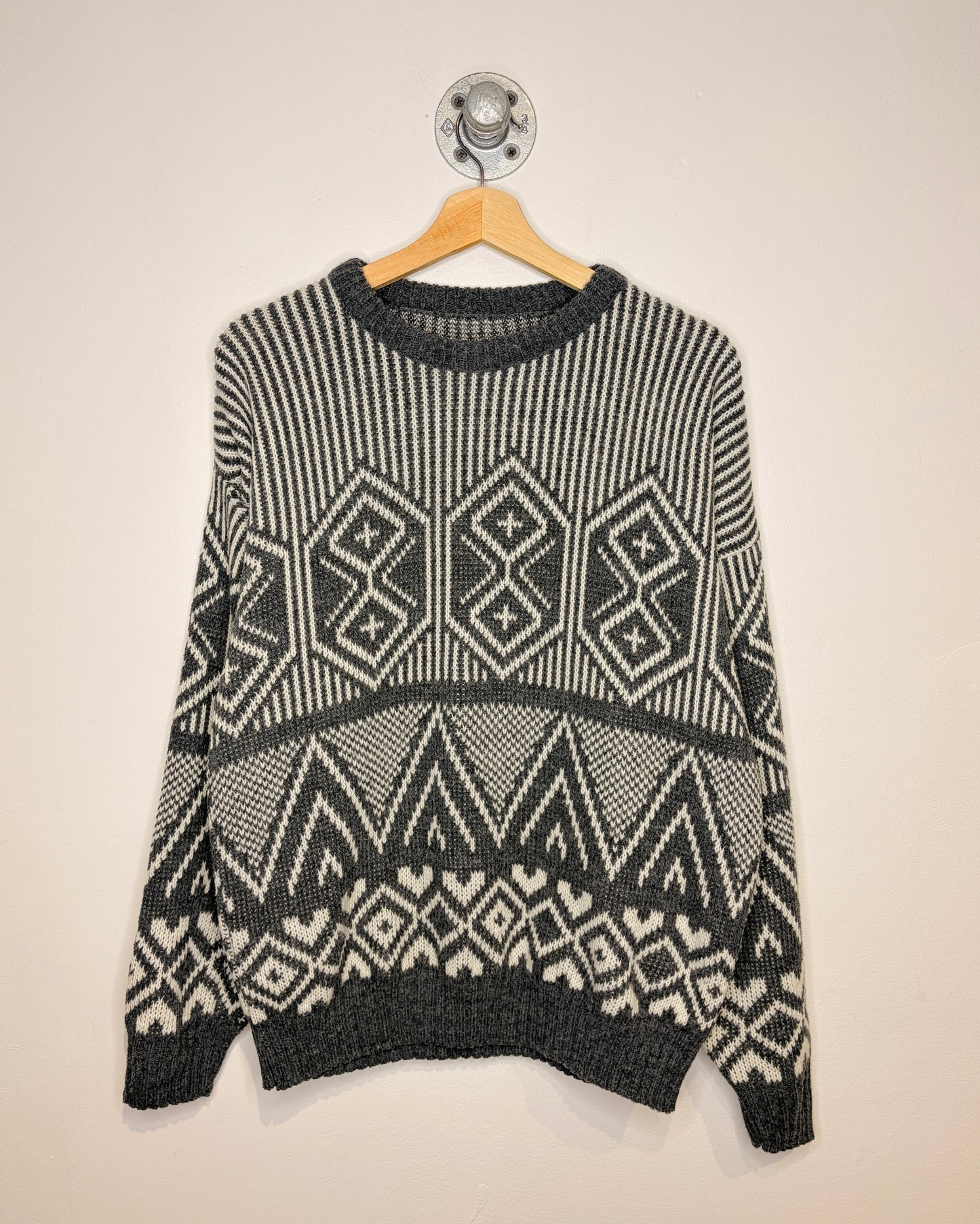 2000s Grey & White Patterned Knit Sweater