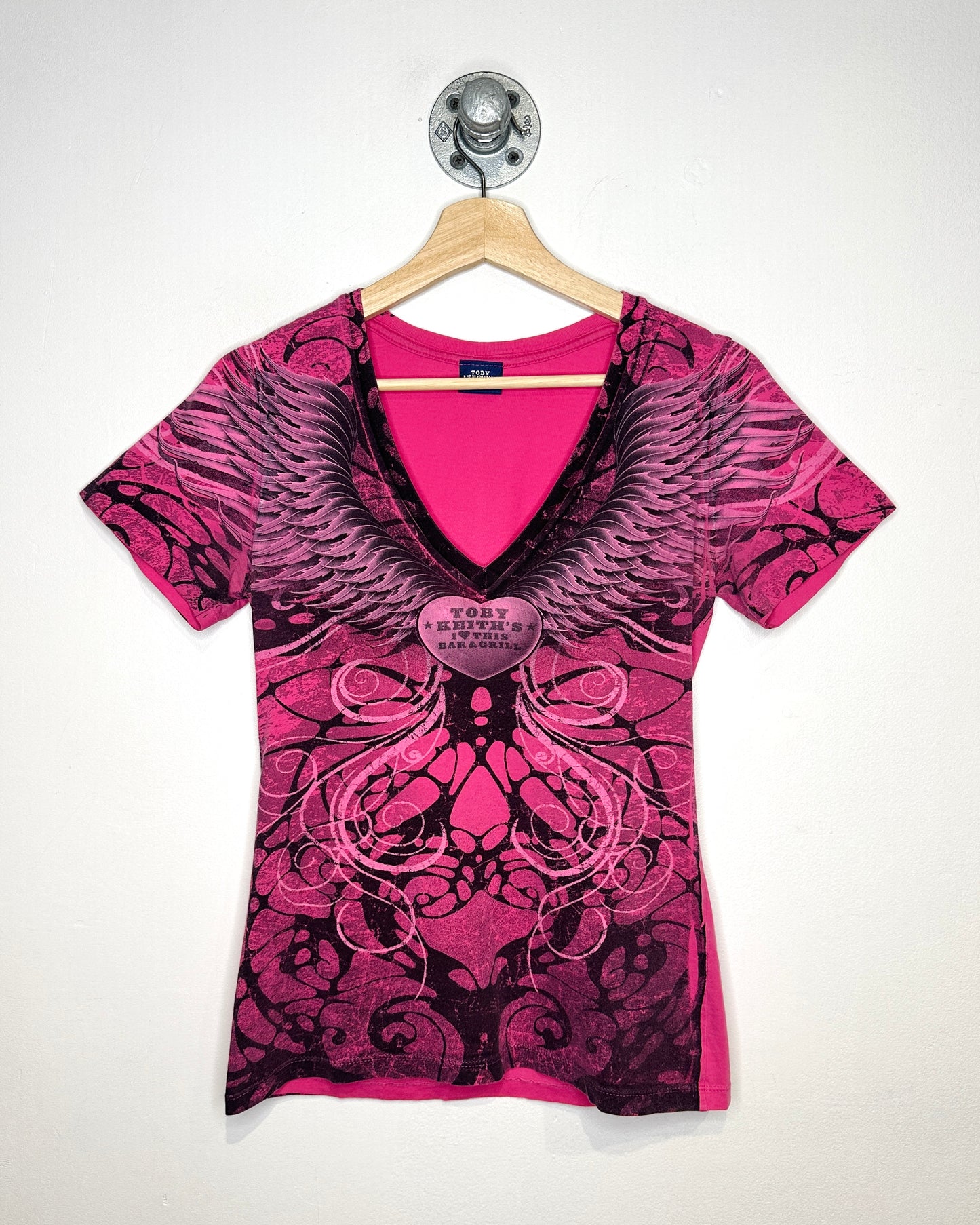2000s Women’s Toby Keith’s AOP Pink V-Neck Shirt