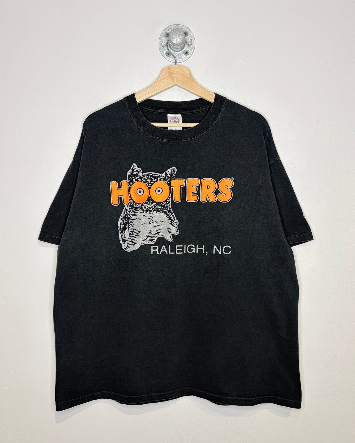 Vintage 2003 Hooters 20th Anniversary Raleigh North Carolina Faded Black Tee Shirt